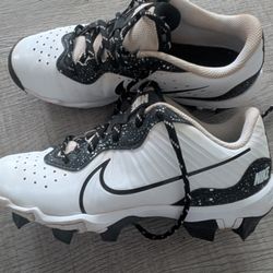Nike boys  baseball shoes .