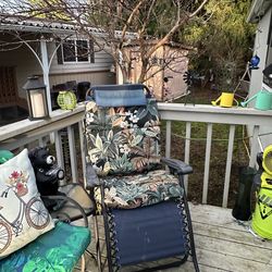 Zero gravity chair with seat cushion