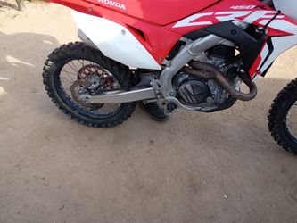 A 450 dirt bike for sale or best offer nothing wrong with it it will crank right up