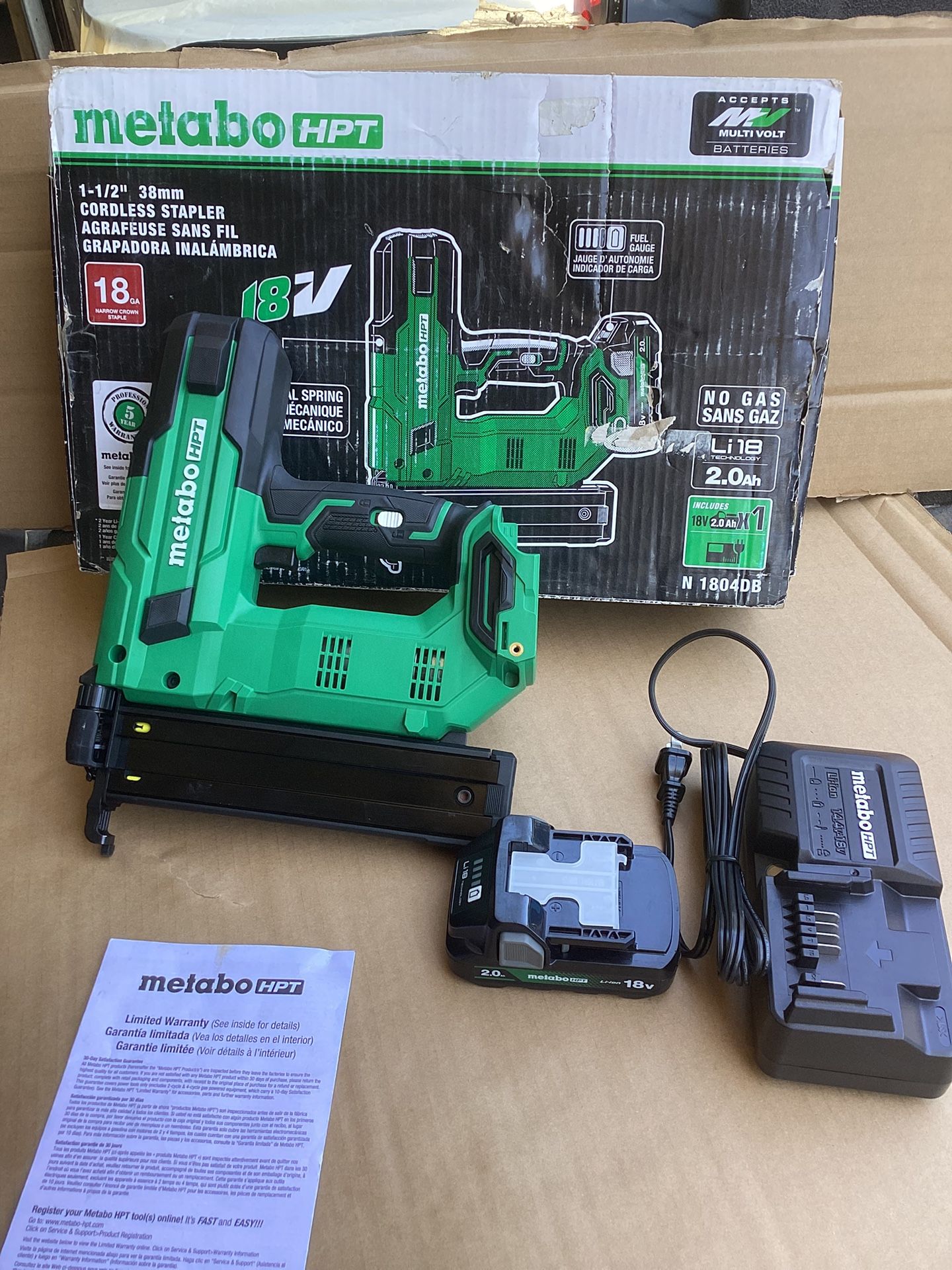 METABO HPT MULTI-VOLT 18-GAUGE 1-1/2-IN NARROW CROWN FINISH STAPLER BATTERY AND CHARGER INCLUDED