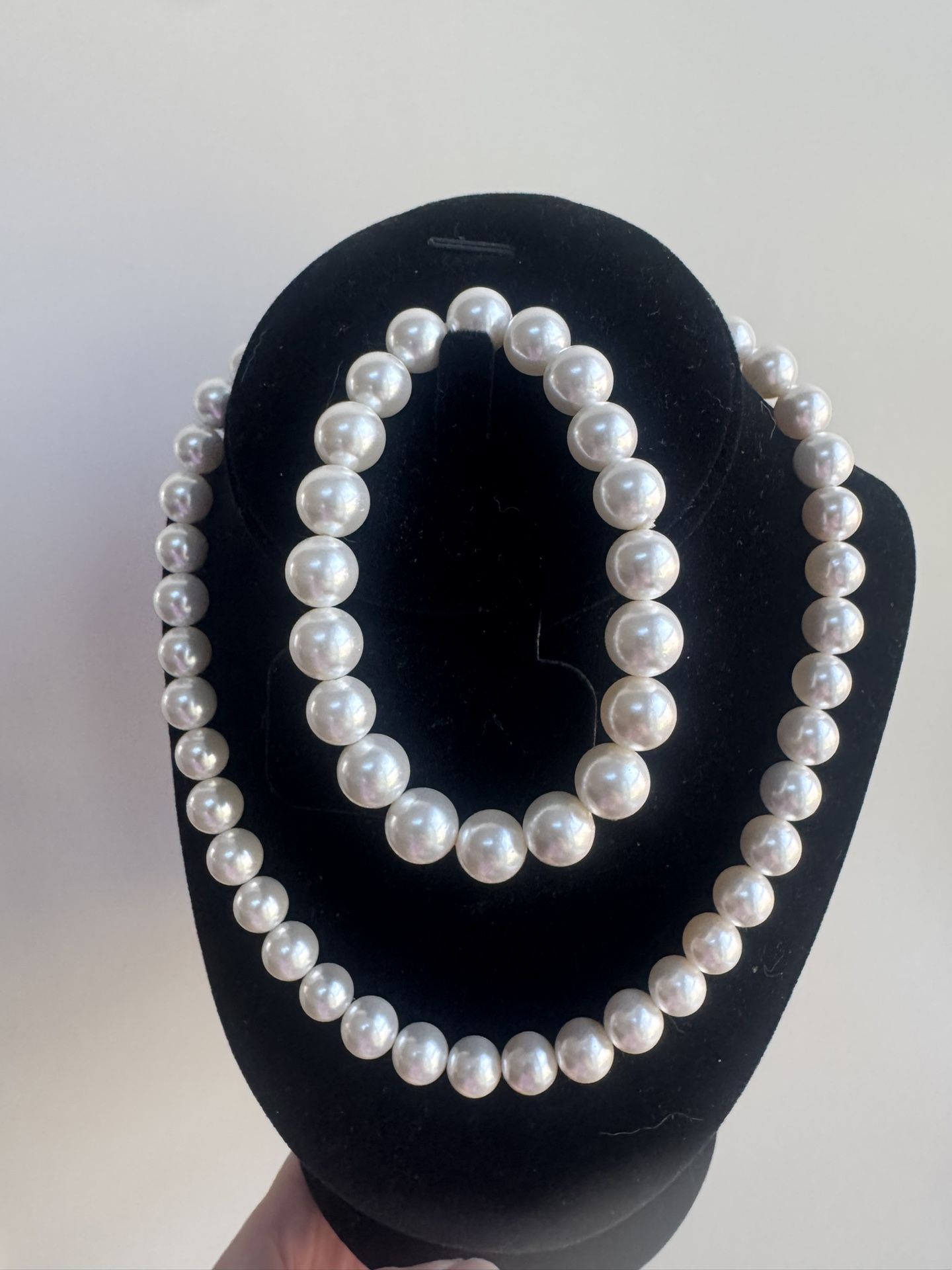 Elegant Shell Pearl Necklace And Bracelet Set. New 