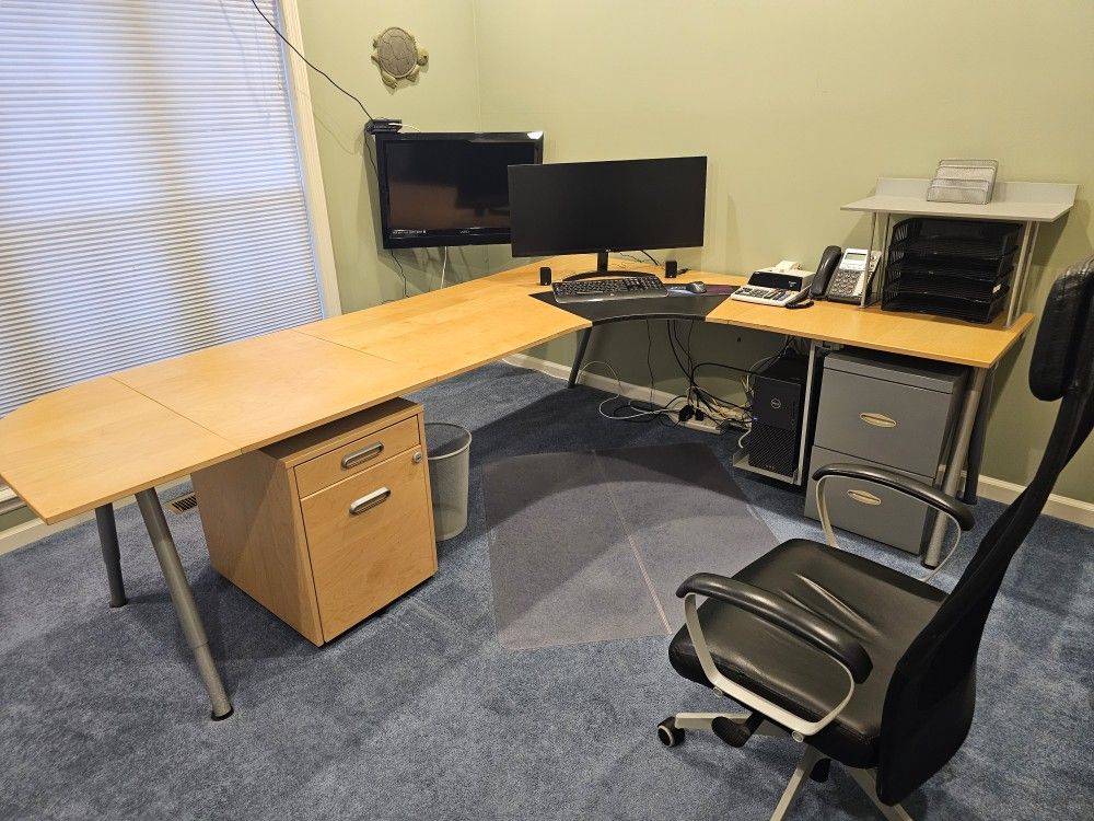 L Shaped Desk With Acessories