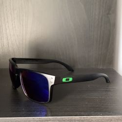 New Black/Green Sunglasses 