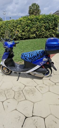 Genuine Buddy 170cc Scooter