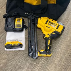 Dewalt  15 GA  Finish Nailer. Cordless Model DCN650. Kit Set