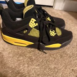Jordan 4 Thunder