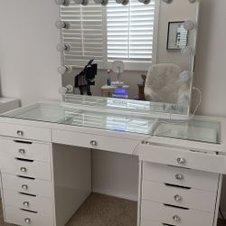 MAKEUP VANITY WITH MIRROR PICK UP TODAY 