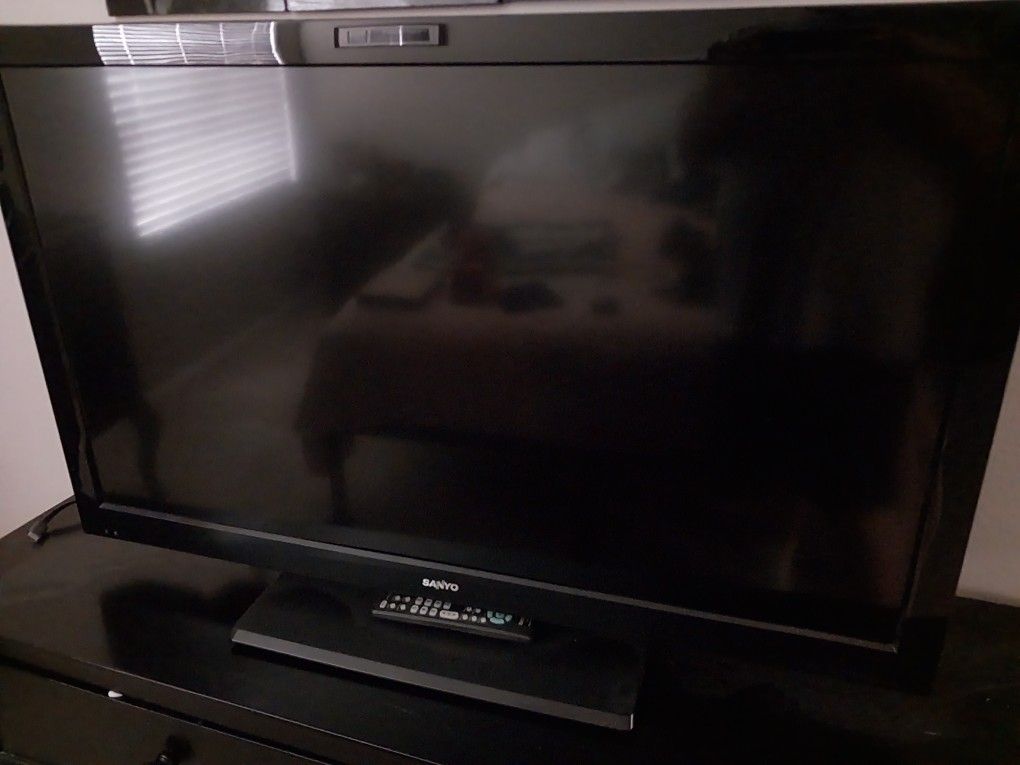 Sanyo DP42841 42" TV With Remote