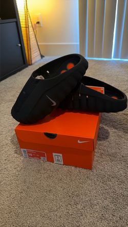 Nike Mind Slipper 001 mens size 10. blk/ orange. Fits like 9!