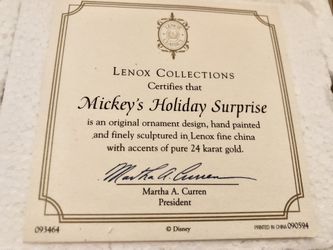 LENOX Disney Classics Ornament “Mickeys Holiday Surprise”