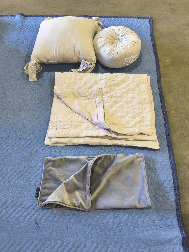 2 Pillows Decoratives And 3 Covers Pillows