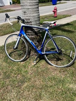 Trek Madone Carbon Road Bike – carbon fiber – Great Condition