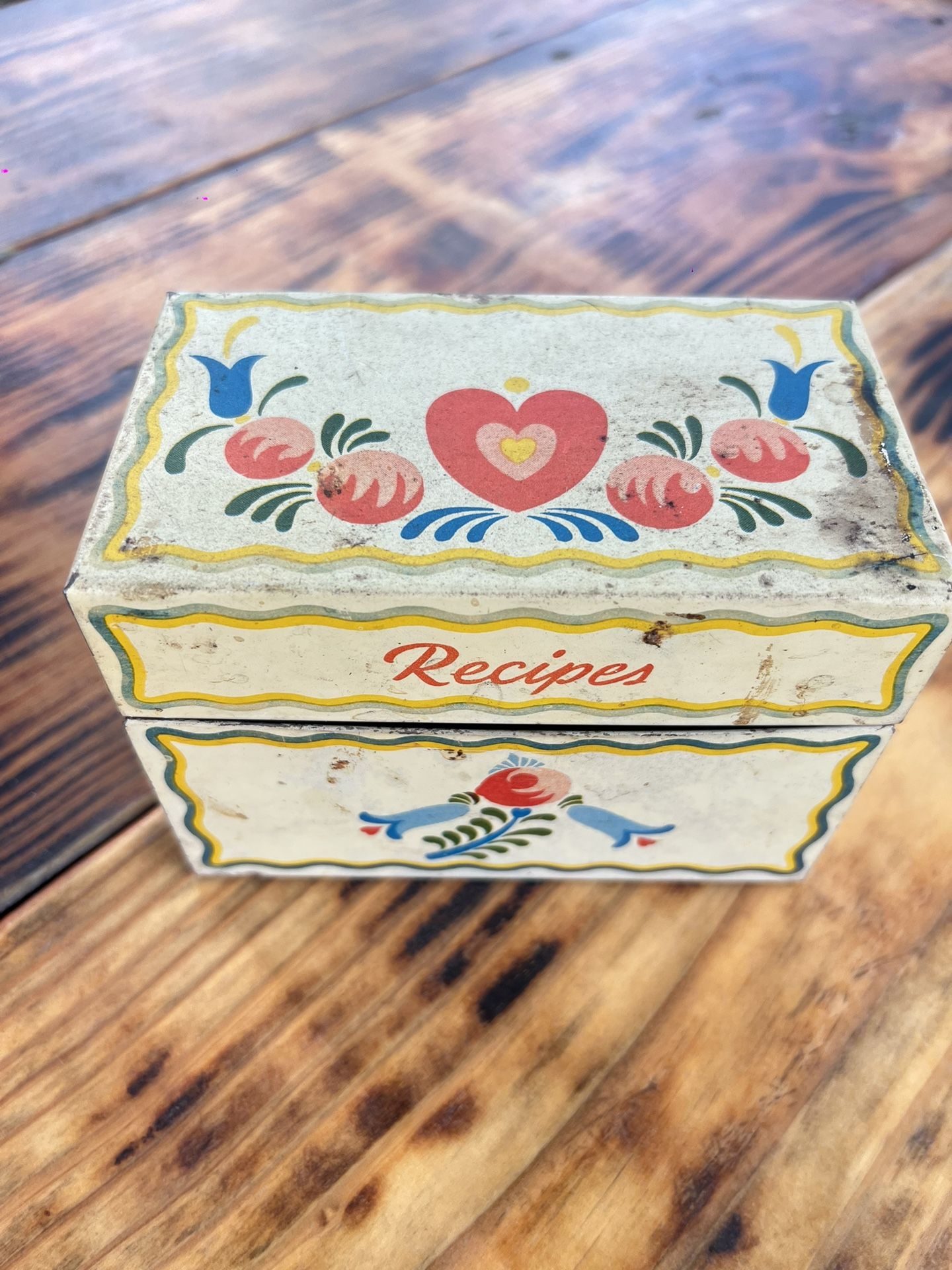 Vintage box with more than 100 recipes