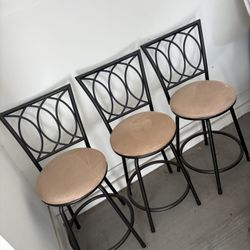 Roundhill Barstool Set
