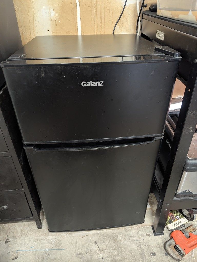 Galanz Mini fridge
