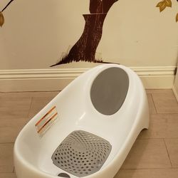 Baby Bathtub Soft Comfortable Bottom. White Made By Boon.  Soak 3-Stage Bathtub
 For New Born, Infant, Toddler.  Excellent Condition. Very Clean 