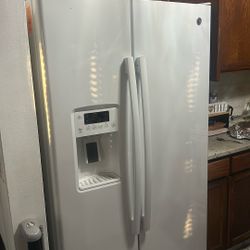 GE Refrigerator with water and ice 