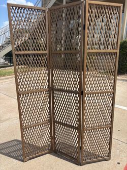 Wooden lattice divider