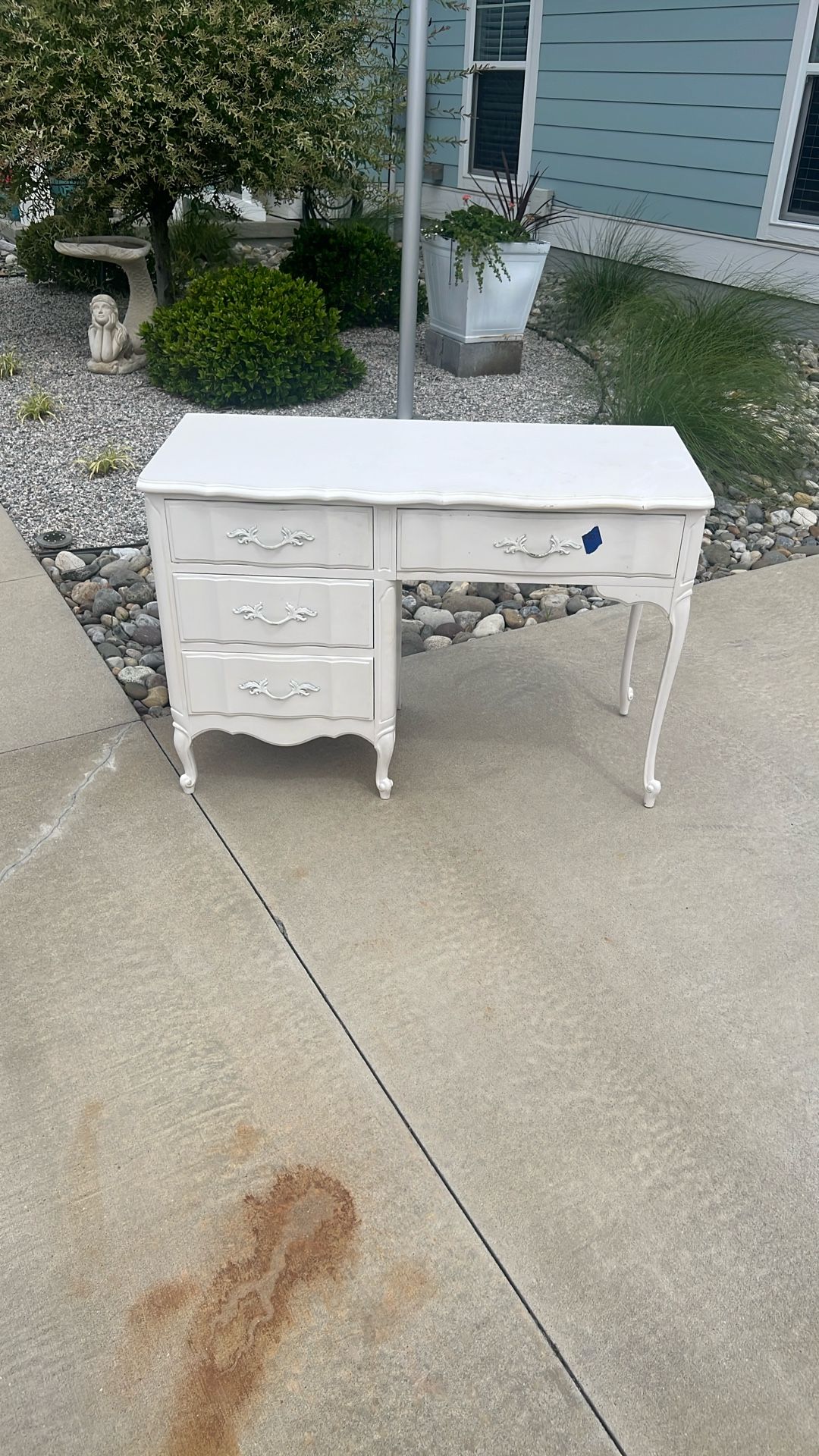 French Provincial Youth Desk
