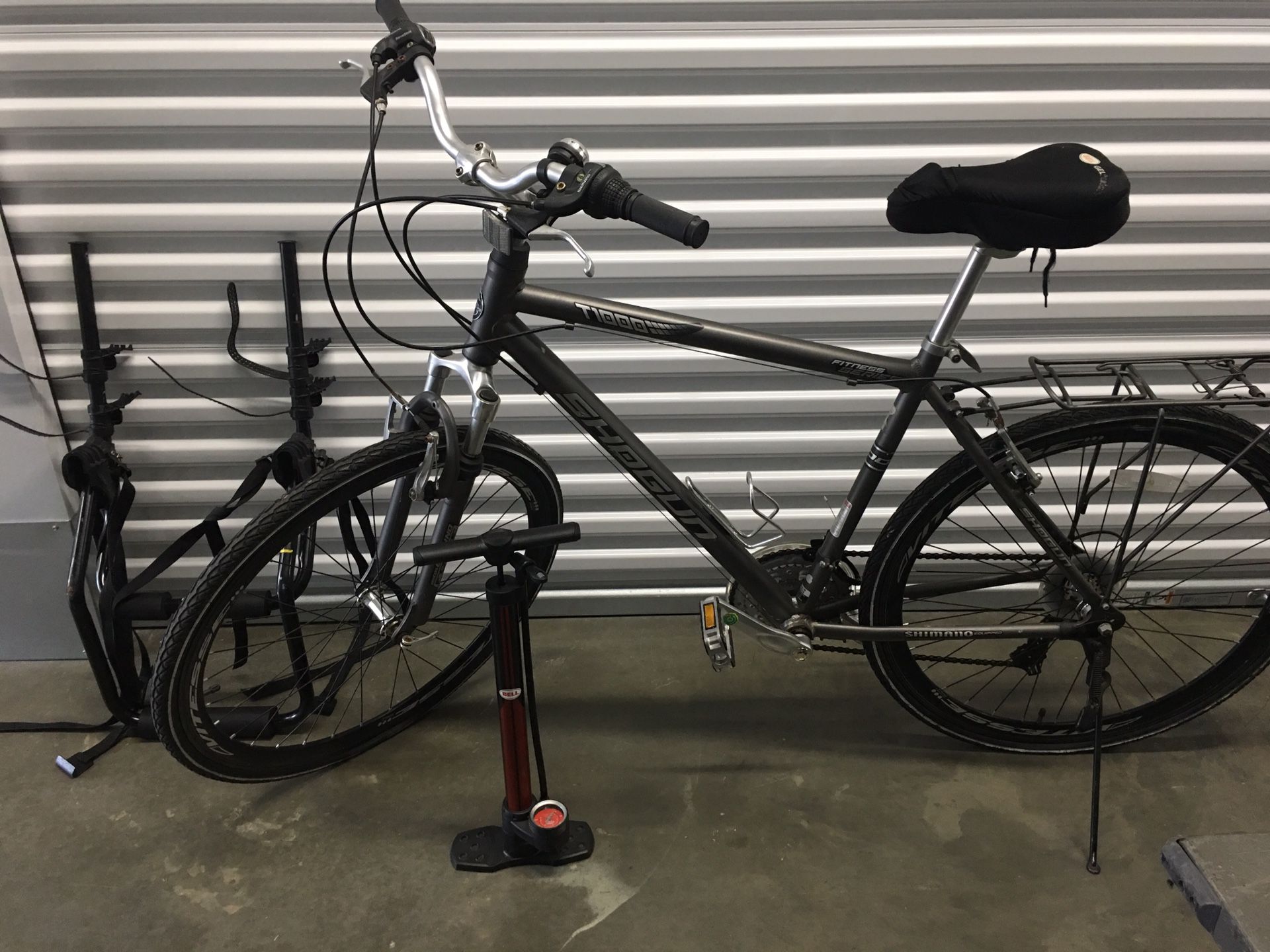 Kent: Shogun T1000 27 inch men’s hybrid bike with air pump and bike rack