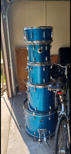 Ludwig blue drum kit with snare great shape