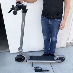 (NEW) $165 5th Wheel M1 Electric Foldable Scooter 13.7 Miles Range, 15.5 MPH, 500W Peak Motor, 8” Inner-Support Tires 