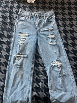 Levi’s size 24/ they are 27 long  are ribcage straight ankle