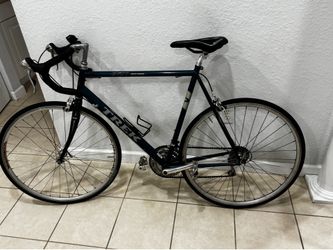 Road Bicycle Trek 320 Series . Frame 21” In Aluminum. Good Condition.