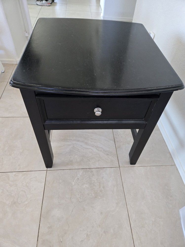 Sturdy End Table (1)