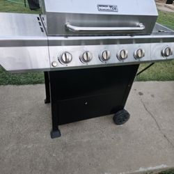 Barbecue grill, good condition.
