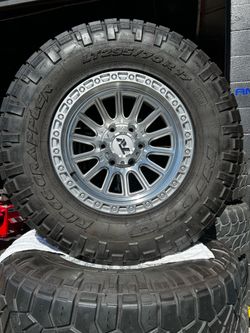 Vendo rines nuevos con llantas usadas LT295/70R17 marca NITTO 💥