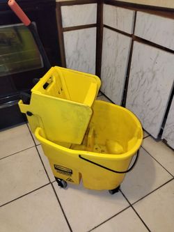 Rubbermaid commercial mop bucket and wringer