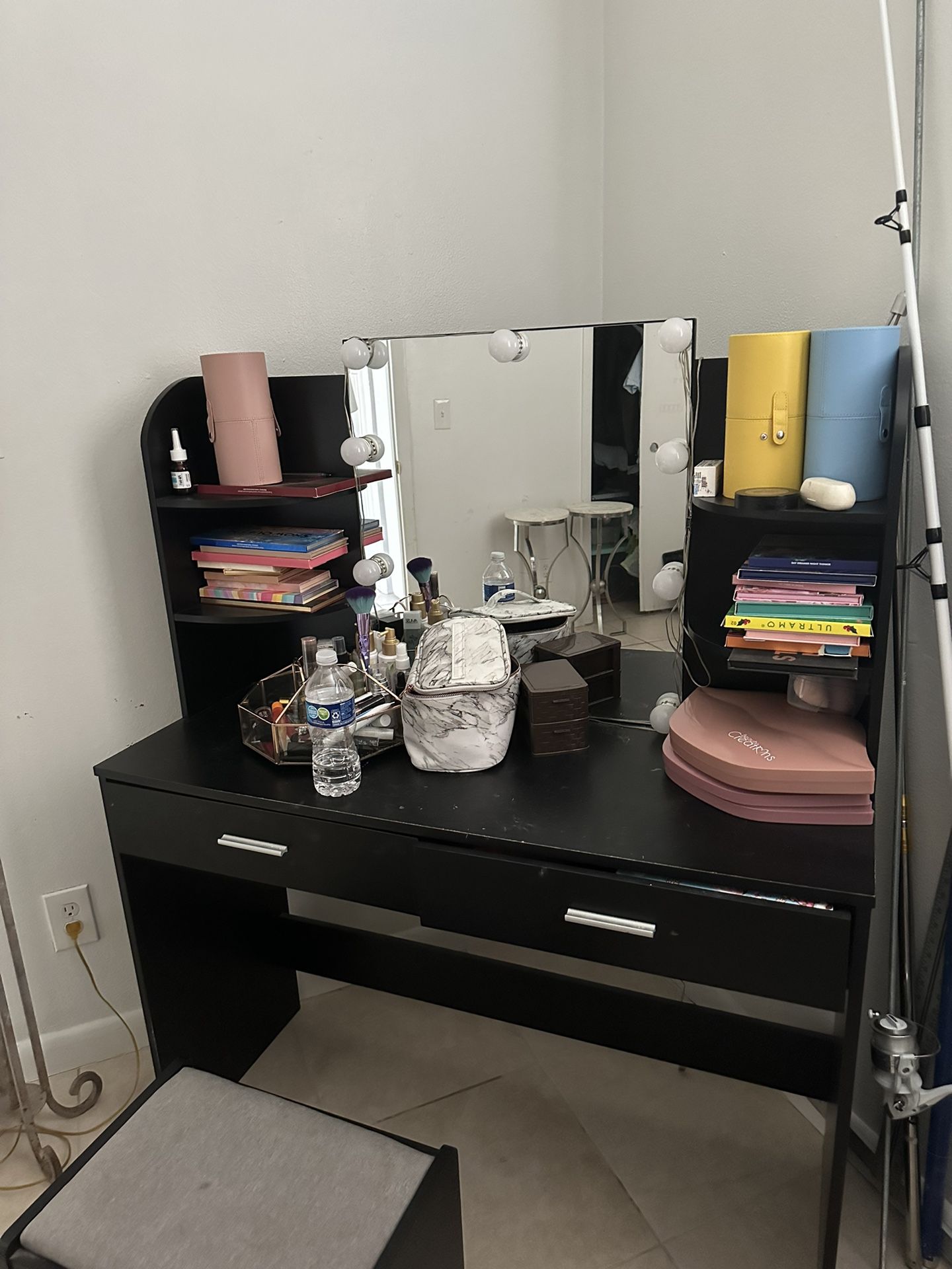 Vanity And Makeup Everything Like New 