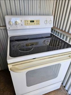 GE 30IN Electric Range Clean & Ready For Use