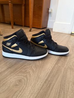 Jordan 1 Mid Size 6.5 Y or 8 in Women’s
