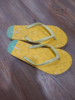 Old Navy girls' flip-flops, NEW, size 3-4.