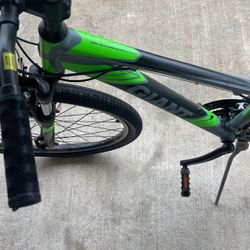Giant Revel 2 Hardtail Mountain Bike With Giro Tremor Youth Helmet