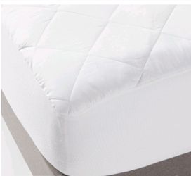 QUEEN Quilted Mattress pad. White
