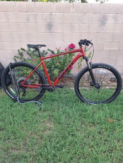 GIANT TALON 2 MOUNTAIN BIKE 29 ER 1 X 9 SPEED( XL)