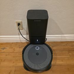 iRobot i3 Vacuum With Charging Station / Automated Trash Bin