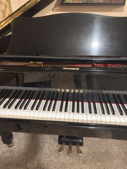 Yamaha. Baby grand piano gloss black. Excellent