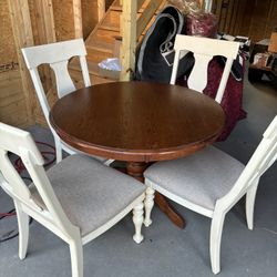 Round Table W 4 Chairs 