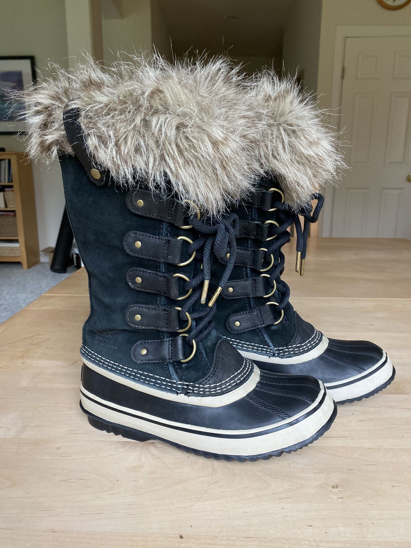Sorel Boots Womens 6 (EU 37 or girls youth 4)