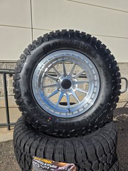 17" LOCK Baja rims w/ 32x10.50R17 tires