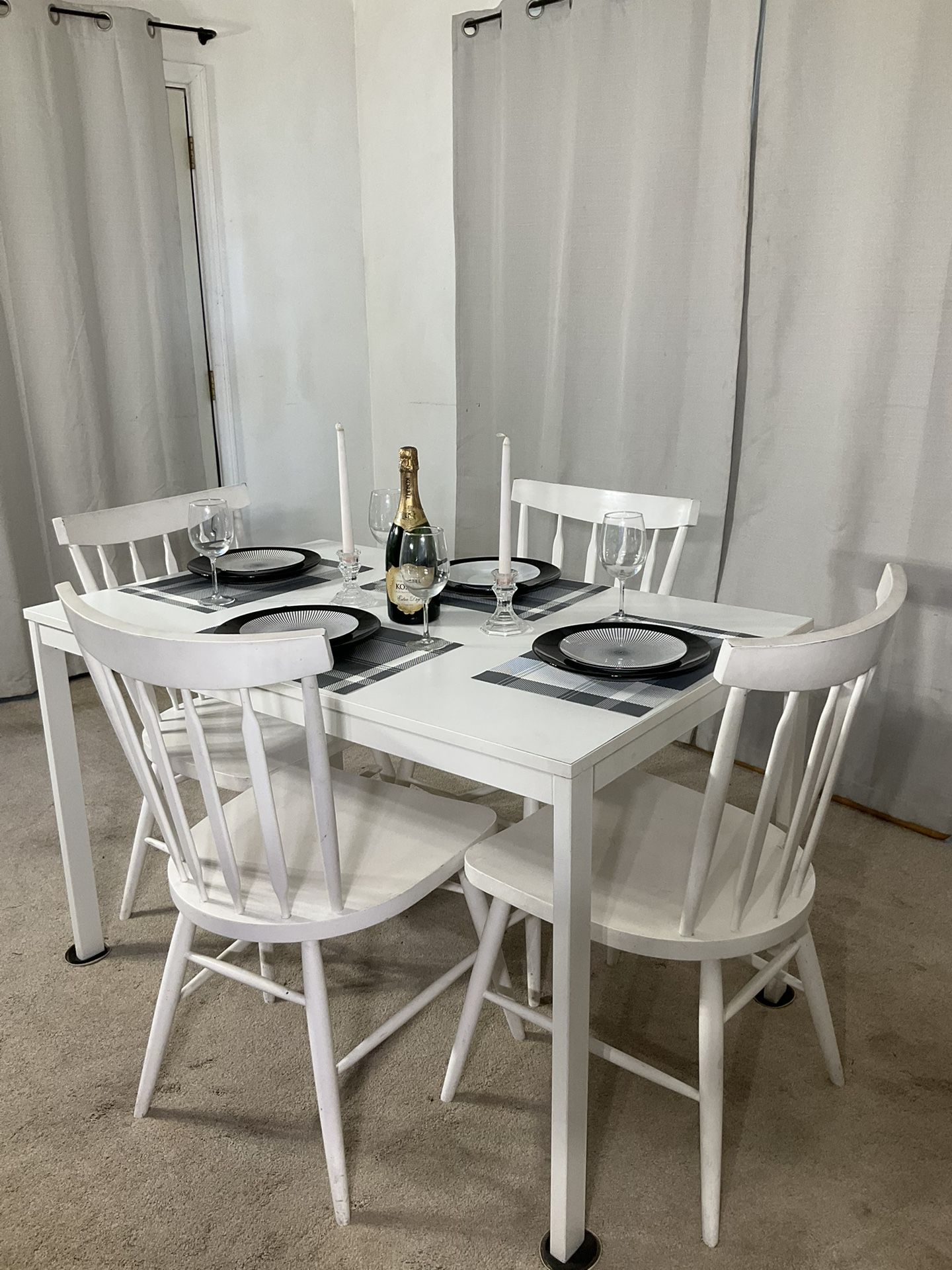 Extendable Dining Table & 4 Windsor Chairs PERFECT FOR ENTERING EVEN WHEN THERE’S NOT MUCH SPACE!