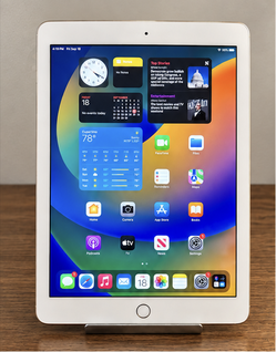 Apple iPad 5th Generation – 32GB Wi-Fi – Gold – 9.7"