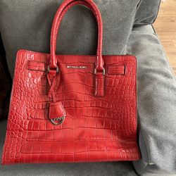 Michael Kors Handbag Detachable Shoulder   No Damages Excellent Condition 
