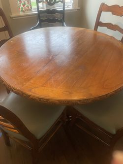 Beautiful Solid Wood Kitchen Table w/ Pedestal 