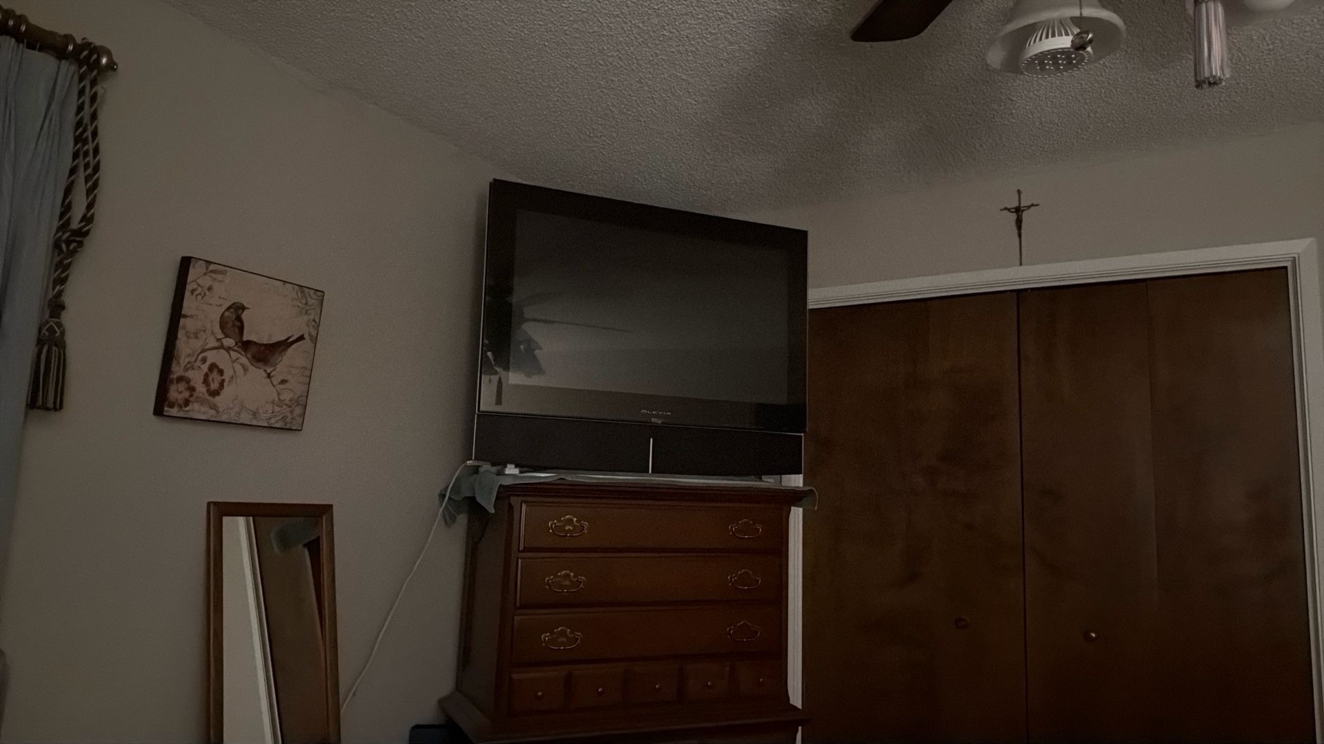 FREE TV - OLD SCHOOL WITH  REMOTE - HDMI AND RCA  JACKS - COOL  ATTACHED SOUNDBAR - FREE FREE FREE 