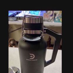 CA. DRINKTANKS. 64OZ. VACUUM INSULATED. PRELOVED ONE MONTH